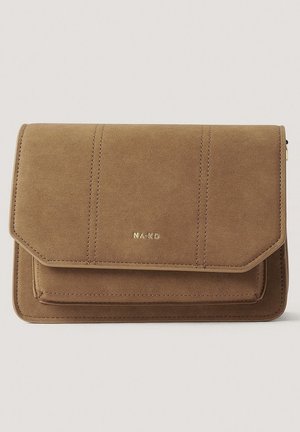 Bruine suède clutch met een overslagklep, goudkleurig merkembleem en zichtbare stikseldetails. Compacte rechthoekige vorm met een gladde textuur.