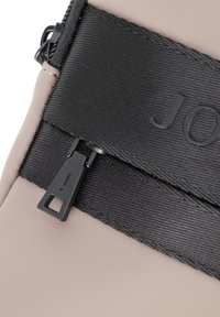 JOOP! Jeans MODICA NUVOLA LIAM - Taška cez plece - fungi