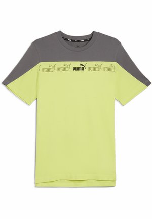 Camiseta de manga corta verde y gris con cuello redondo, que presenta un diseño gráfico de logotipos de Puma repetidos en el pecho.