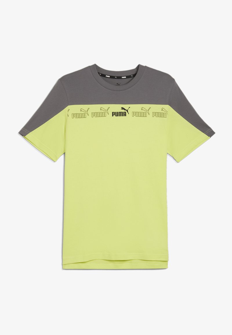 Camiseta de manga corta verde y gris con cuello redondo, que presenta un diseño gráfico de logotipos de Puma repetidos en el pecho.