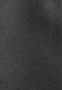 Texture de tissu gris foncé uni avec un motif tissé fin et des variations subtiles de teinte.