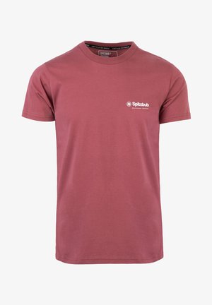 Bordeauxfarbener Baumwoll-T-Shirt mit kurzen Ärmeln, rundem Halsausschnitt und einem kleinen weißen "Spitzbub"-Logo auf der Brust. Glatte Textur und reguläre Passform.