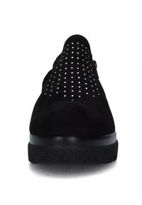 Scarpa in pelle scamosciata nera con piccole borchie metalliche sulla tomaia, punta arrotondata e suola in gomma nera testurizzata. Presenta una fibbia regolabile.