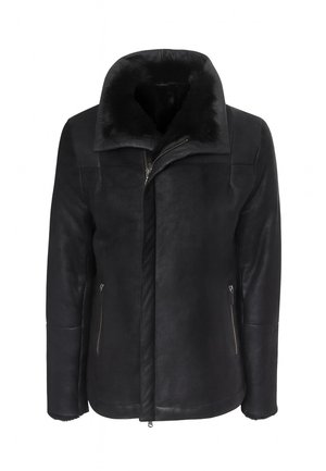 Giacca di pelle nera con colletto alto e foderatura in pelliccia. Presenta una chiusura con zip angolata e tasche laterali con zip. Texture liscia, vestibilità sartoriale.