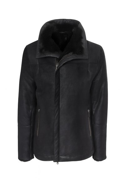 Schwarze Lederjacke mit hohem Kragen und Fellfutter. Verfügt über einen schrägen Reißverschluss und seitliche Reißverschlusstaschen. Glatte Textur, taillierte Passform.