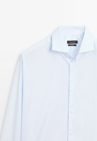 Lichtblauw overhemd met een verticale gestreepte patroon, button-down kraag en witte knopen, gemaakt van een gladde stof.