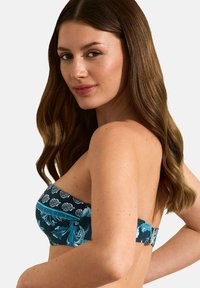 Bandeau bikinitop met een donkerblauwe stof met bloem- en paisleypatronen in tinten blauw, geschikt voor strapless gebruik.
