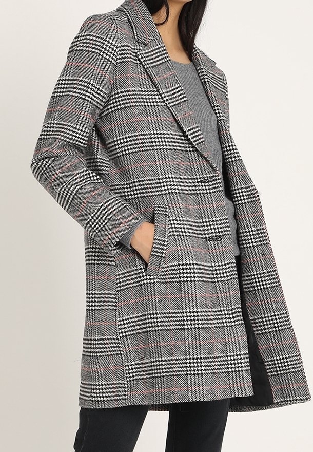 Cappotto a quadri in misto lana con motivi grigi, neri e rossi. Design doppiopetto con rever a incasso e tasche laterali.