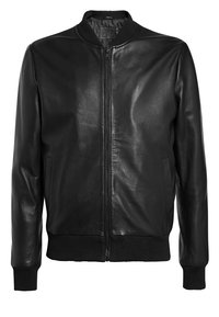Giacca bomber in pelle nera con zip frontale, colletto a coste, polsini e orlo. Presenta tasche laterali e una texture liscia.