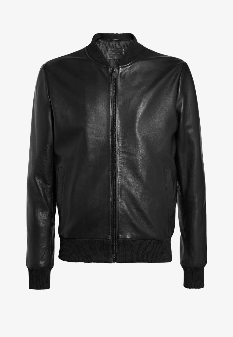 Giacca bomber in pelle nera con zip frontale, colletto a coste, polsini e orlo. Presenta tasche laterali e una texture liscia.