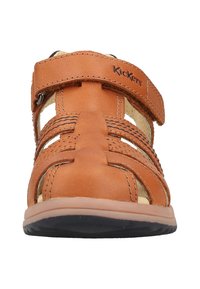 Sandaal de cuero marrón con múltiples correas, cierre de Velcro, detalles de costura y una suela resistente. Logotipo visible en la correa superior.