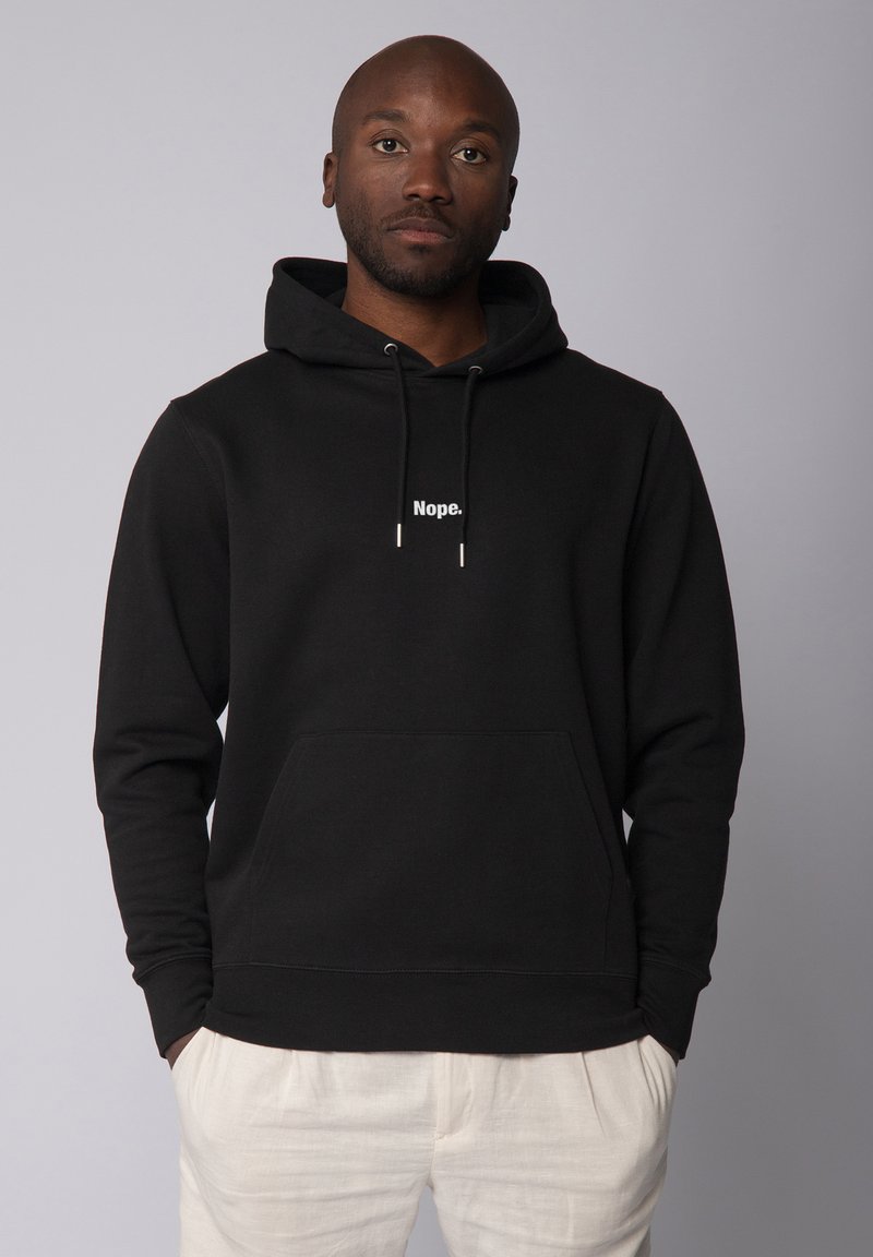 Zwarte hoodie van katoenblend met een voorzak. Bevat een witte print met de tekst "Nope." op de borst en heeft trekkoorden voor aanpassing.