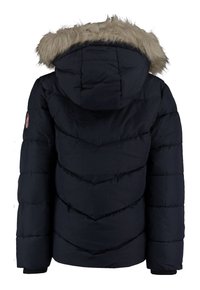 Granatowa kurtka puchowa z kapturem wykończonym sztucznym futrem, wzorem w szewrony, ściągaczami na mankietach oraz okrągłym logo na lewym rękawie.