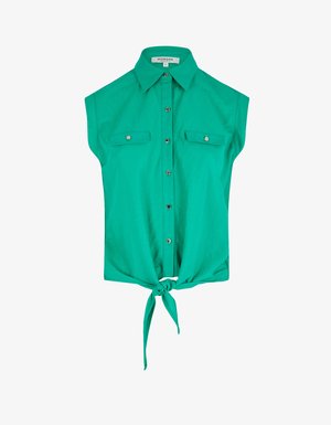 Grünes Kurzarmhemd mit Kragen, Knopfverschluss, zwei Brusttaschen und einem geknoteten Detail am Saum. Glattes Baumwollgewebe.