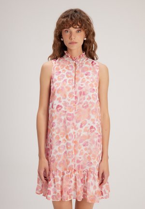 Ärmelloses, pinkes Leopardenmusterkleid mit gerüschtem Kragen und ausgestellt geschnittenem Saum, gefertigt aus leichtem Stoff mit einem subtilen Glanz.