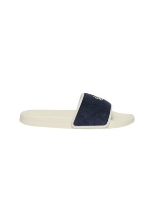 Weißer Slide-Sandal mit navyblauem Stoffriemen, der ein weiß gesticktes Logo zeigt, flacher Sohle und offenem Zehendesign.