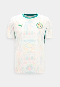Maillot de football blanc à manches courtes avec col vert, logo Puma sur la poitrine droite et emblème de l'équipe nationale du Sénégal sur la poitrine gauche.