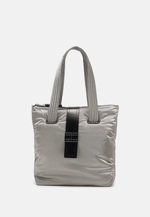 Zilveren gevoerde tote bag met twee tekstuurhandvaten, een zwarte accentriem met merkhardware en een ritssluiting aan de bovenkant.