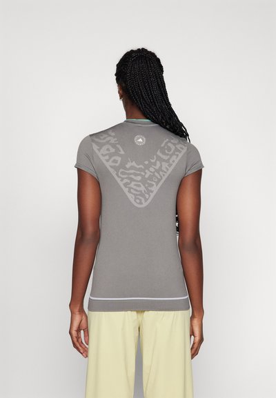 Gray short-sleeve shirt featuring a textured triangular pattern on the back, contrast trim, and a round logo at the upper center.