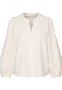 Blusa bianca in lino con colletto a bande, chiusura a bottoni sul davanti e maniche voluminose con motivi floreali ricamati lungo i polsini.