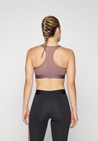 adidas Performance POWERREACT MEDIUM SUPPORT HYPERGLAM BRA - Športni modrček s srednjo podporo - shadow fig/white