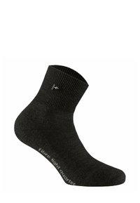 Sort kvart-lange sokker med ribbet tekstur og glat søm, der har et lille logo og "fibre light quarter" trykt på siden.