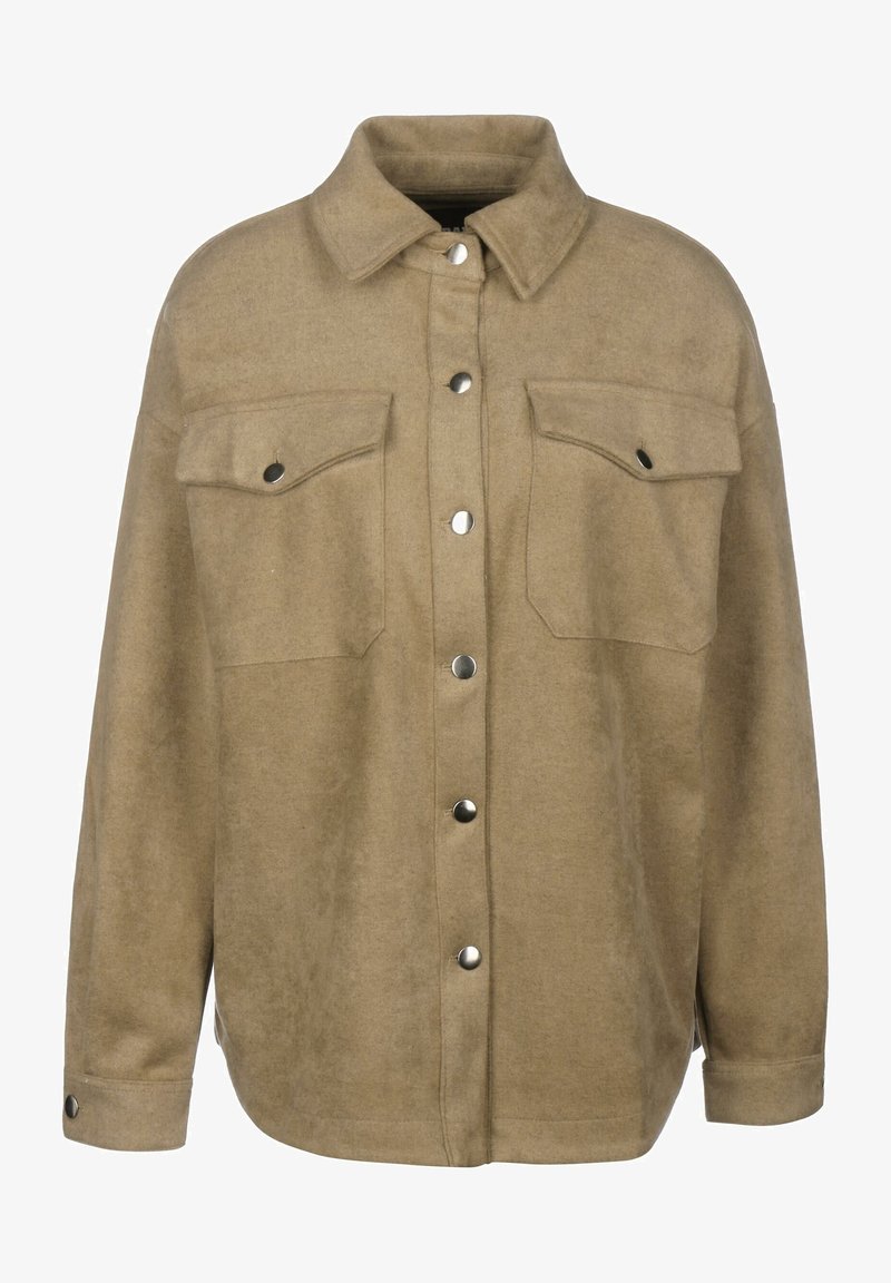 Veste chemise en mélange de laine beige avec un col, deux poches poitrine, des boutons-pression et une coupe décontractée. Texture douce avec un éclat minimal.