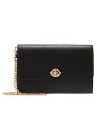 Czarna skórzana kopertówka z złotym łańcuchem. Posiada złote zapięcie i gładką teksturę. Kompaktowy prostokątny kształt.