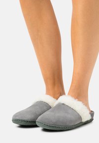 Sorel NAKISKA™ II - Chinelos - quarry/grill