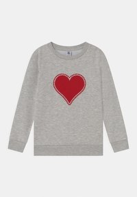 Maglietta a maniche lunghe grigia chiara con un grande cuore rosso circondato da cuori piccoli stampato al centro.