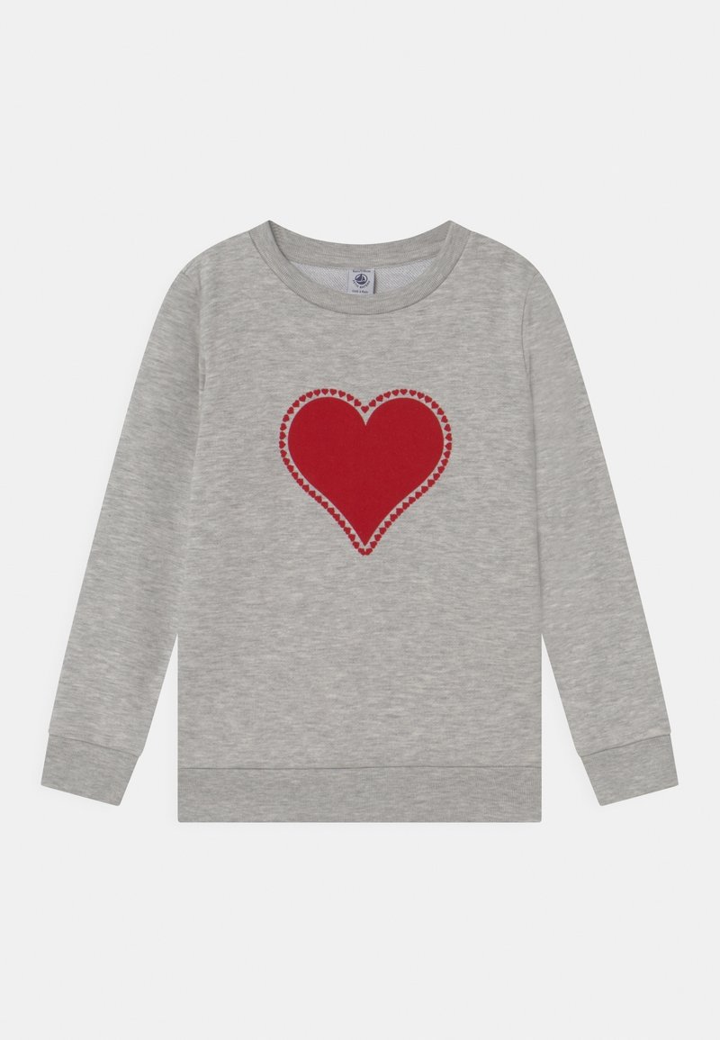 Maglietta a maniche lunghe grigia chiara con un grande cuore rosso circondato da cuori piccoli stampato al centro.