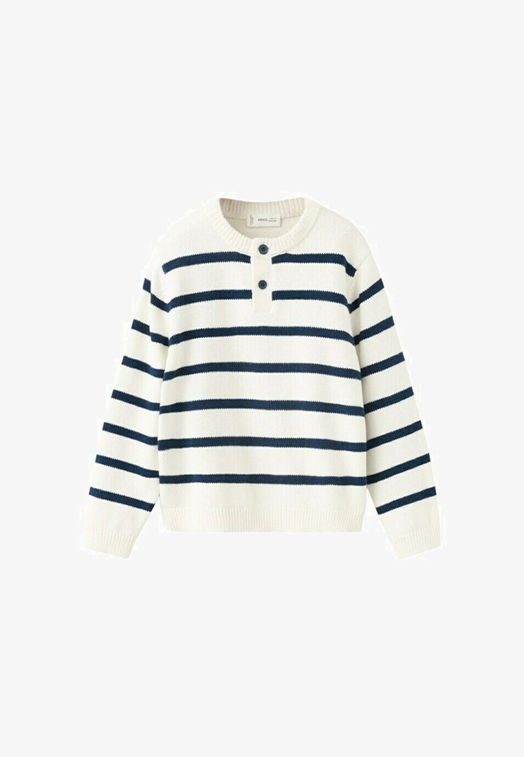 Bela pletena majica z dolgimi rokavi s horizontalnimi mornarsko modrimi črtami in dvema temnima gumboma pod okroglim izrezom.