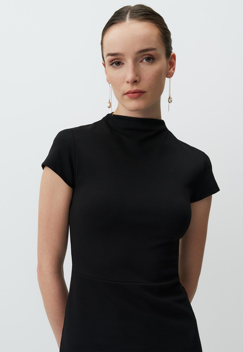 Jimmy Key HALF TURTLENECK SHORT SLEEVE MIDI - Shift dress - black - Zalando