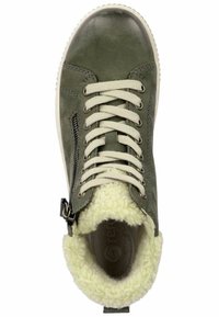 Baskets en cuir vert avec des lacets beiges, doublure en velours jaune doux et détail de zip sur le côté. Bout rond avec semelle en caoutchouc texturé.