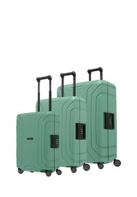 Tres maletas rígidas de color verde menta de diferentes tamaños, con un diseño texturizado, asas retráctiles y cerraduras de combinación negras.