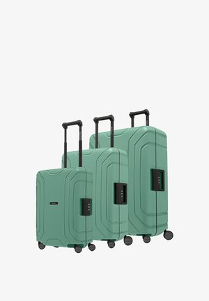 Tre valigie rigide di colore verde menta di varie dimensioni, con un design testurizzato, maniglie retrattili e serrature a combinazione nere.