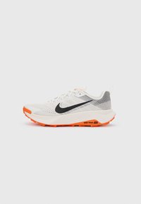 Επιλέχθηκε, summit white/black/safety orange/phantom