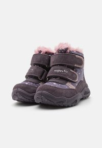 Botas infantiles moradas y rosas con ribete de piel de pelo, ante texturizado y estampado de lunares. Presenta dos correas de Velcro ajustables para un ajuste seguro.