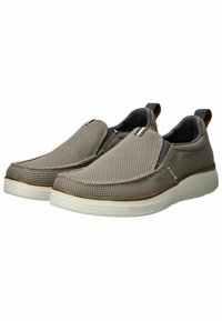 Zapatos gris tipo slip-on con tejido de malla, un acabado texturizado, paneles elásticos en los laterales y una suela blanca de goma. Acento notable en tono marrón en el talón.