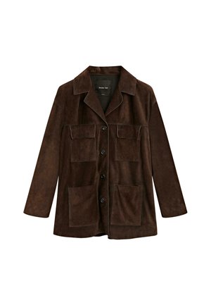 Ciemnobrązowa zamszowa kurtka z kołnierzem, czterema guzikami z przodu, dwiema kieszeniami na klatce piersiowej z klapką oraz dwiema dużymi kieszeniami dolnymi naszytymi.