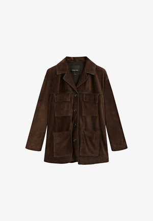 Giacca scamosciata marrone scuro con colletto, quattro bottoni anteriori, due tasche a soffietto sul petto e due ampie tasche applicate inferiori.