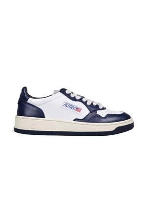 Sneaker low-top in pelle bianca e blu navy con lacci bianchi, punta traforata e patch con logo sul lato che mostra "Autry" e la bandiera USA.