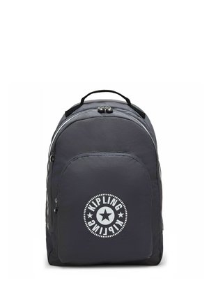 Zaino grigio scuro con tasca frontale con zip e logo bianco rotondo con una stella e la parola Kipling sulla tasca.