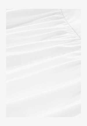 Weißer Stoff mit sanften Drapierungen und plissierter Textur, der ein glattes, leichtes Material in einer klaren, sauberen Präsentation bietet.