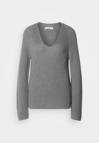 Pull gris en maille côtelée à manches longues avec col en V et étiquette "Marc O'Polo" à l'intérieur du col.