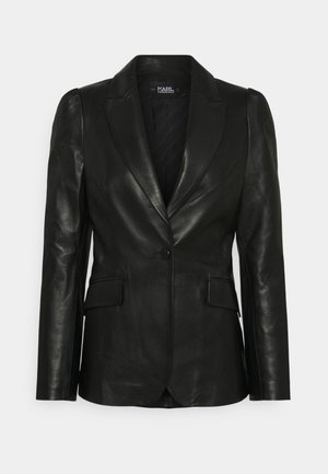 Schwarzer Lederblazer mit Kerb-Revers, Ein-Knopf-Verschluss und vorderen Klapptaschen, dargestellt vor weißem Hintergrund.