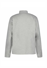 Šedá vlněná bunda ze směsového materiálu s vysokým límcem, spadlými rameny a dlouhými rukávy. Tkanina má měkký, texturovaný povrch a jednoduchý design.