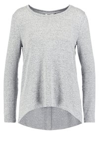 T-shirt gris à manches longues en tissu texturé avec un col arrondi et un ourlet arrondi, présentant un design légèrement asymétrique.