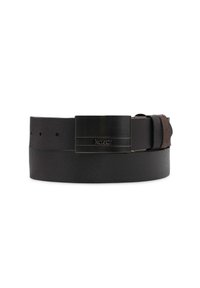 Cinturón negro texturizado con hebilla rectangular grabada, que presenta un logotipo. La hebilla tiene un acabado pulido y un diseño moderno.