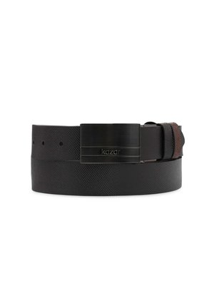 Cinturón negro texturizado con hebilla rectangular grabada, que presenta un logotipo. La hebilla tiene un acabado pulido y un diseño moderno.